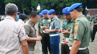 Komandan Satuan Siber TNI Periksa Ponsel Prajurit Usai Upacara di Mabes Cilangkap