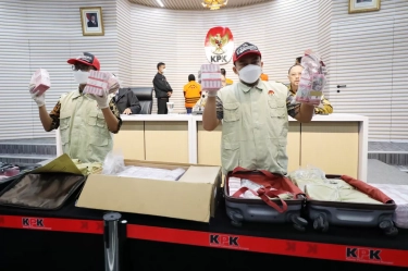 KPK Amankan Barang Bukti Uang Rp 6,8 Miliar dari OTT Pj Wali Kota Pekanbaru Risnandar Mahiwa