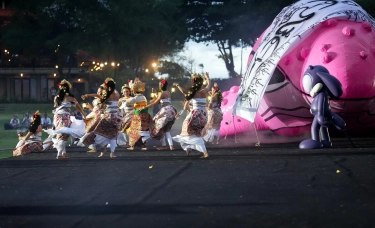 Liburan Akhir Tahun ke Tanah Lot Bali Jangan Kaget Ada Instalasi Seni Ikan Paus Berukuran Jumbo, Ini Maknanya