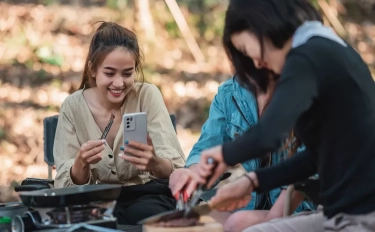 7 Kebiasaan Kecil yang Membuat Orang Lain Tidak Menyukaimu, Kata Psikologi: Salah Satunya Ketika Sering Cek HP