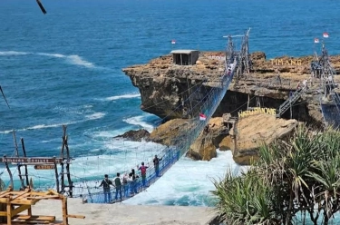 Pantai Timang: Wisata Romantis tapi Menantang Bersama Pasangan saat Libur Natal