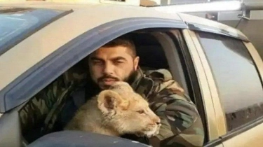 Antek Assad yang Ditakuti Warga Suriah Dibunuh Sadis Militan Lokal, Jadikan Tawanan Makanan Singa