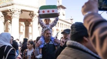 Momen Salat Jumat Pertama Warga Suriah di Masjid Umayyah setelah Tergulingnya Rezim al-Assad