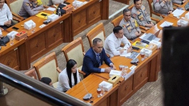 Di Rapat DPR, Dwi Ayu Curhat Dijanjikan Pekerjaan dan Dikuliahkan oleh John LBF