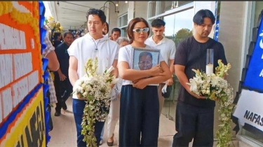 Awalnya Terlihat Tegar, Jessica Iskandar Menangis Saat Antarkan Jenazah Sang Ayah Dikremasi