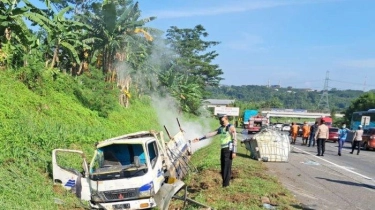 Libatkan Bus, Truk Pengangkut Bahan Kimia Kecelakaan Karambol di Tol Semarang-Solo KM 438