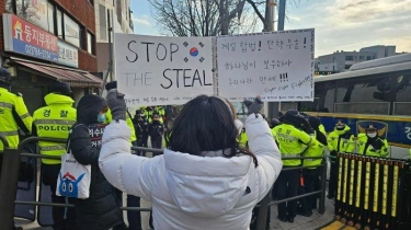 Pendukung Yoon Suk Yeol Kibarkan Bendera Amerika dan Bawa Poster Stop the Steal, Apa Artinya?