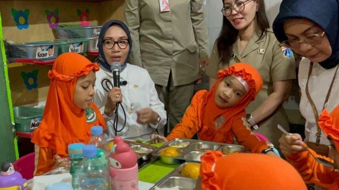 Menteri PPPA Tinjau Program MBG Hari Kedua di Ciracas, Siswa SD Ucapkan Terima kasih Pak Presiden