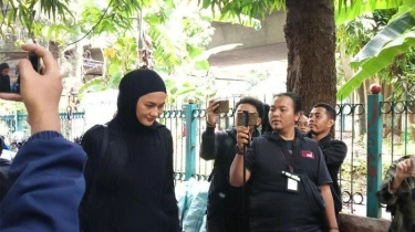 Paula Verhoeven Datangi Rumah Duka Temui Jenazah Ayah Baim Wong, Pakai Gamis dan Kerudung Hitam