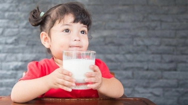 Lepas ASI, Bunda Bingung Mau Beri Anak Susu Formula atau UHT? Yuk Simak Beda Kandungan Gizinya 