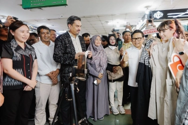 Usai Lantik Pejabat, Menteri UMKM dan Cak Imin Ikut Live Shopping di Tanah Abang