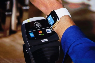 Viral Video Pria Transaksi Pakai Apple Watch, Apple Pay Sudah Bisa di Indonesia?