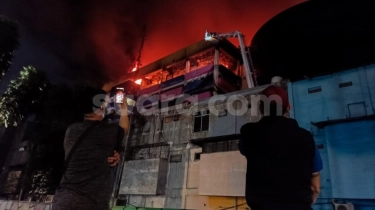 Kebakaran Hebat Melanda Glodok Plaza, Api Belum Padam Hingga Dini Hari