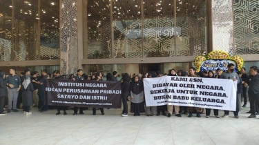 Puluhan Pegawai Kemendiktisaintek Demo: Institusi Negara Bukan Perusahaan Pribadi Satryo dan Istri