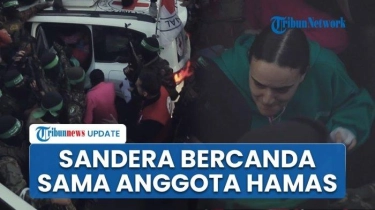 Video Sandera Wanita Diberi 'Hadiah' Anggota Hamas saat Hendak Dibebaskan, Tampak Tersenyum Lebar