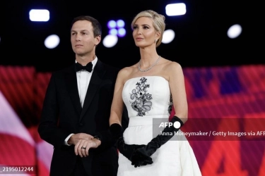 Terinspirasi Audrey Hepburn, Ivanka Tampil dengan Gaun Putih dan Sarung Tangan Hitam di Inaugurasi Trump