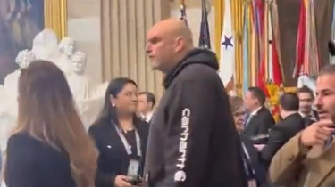 Kenakan Hoodie dan Celana Pendek, Senator Fetterman Curi Perhatian di Pelantikan Trump