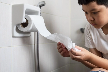 Panduan Mengajarkan Anak Laki-laki Mandiri di Toilet Umum sejak Usia Dini