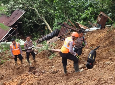 Abiyan, Bayi Berusia Lima Bulan Ditemukan Meninggal Dunia oleh Tim K-9 Polda Jateng di Reruntuhan Longsor Pekalongan