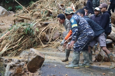 TNI AL Sisir Sungai di Lokasi Terdampak Longsor dan Banjir Bandang Pekalongan