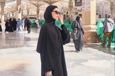 Intip 3 Style Alyssa Daguise Bergamis Saat Pergi Umrah