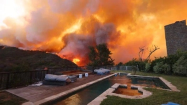 Kebakaran Hutan Lagi di Utara Los Angeles Memaksa Ribuan Orang Mengungsi Kembali dari Rumah Mereka