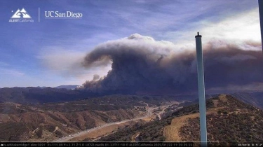 Kebakaran Hutan Los Angeles Merembet ke Utara, Gumpalan Asap Hitam Tebal Menjulang ke Langit