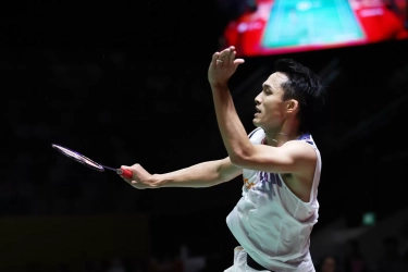 Disaksikan Istri dan Anak, Jojo Tumbangkan Wakil Jepang dan Melesat ke Semifinal Indonesia Masters 2025