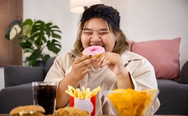 Jika Kamu Ingin Menjalani Hidup Sehat Tapi Masih Menyukai Junk Food, Ucapkan Selamat Tinggal Pada 8 Kebiasaan Buruk Ini