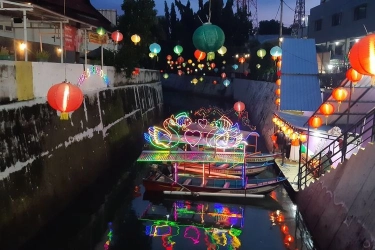 Naik Perahu Wisata di Lampion Imlek Pasar Gede Solo, Ini Harga Tiketnya 