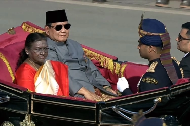 Prabowo Saksikan Parade Hari Republik India Naik Kereta Kuda