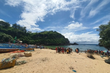 Wisatawan Padati Pantai di Gunungkidul, Waspada Perubahan Cuaca