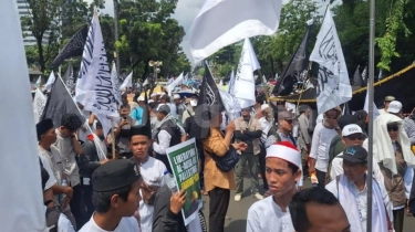 Kompak Serba Hitam, Massa Aksi Bela Palestina Geruduk Kedubes AS di Jakarta: Kutuk Israel Penjahat Perang!