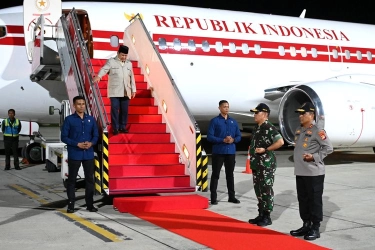 Tiba di Tanah Air, Prabowo Disambut Kapolda Metro dan Pangdam Jaya