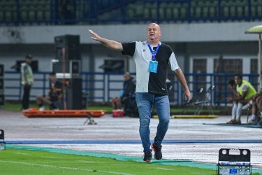 Bojan Hodak Absen Dampingi Persib Saat Jamu PSM: Nikmati Kopi di Tribune VIP