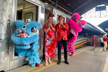 Suka Cita Imlek di Stasiun Surabaya Gubeng: Barongsai dan Kue Keranjang Menambah Kemeriahan