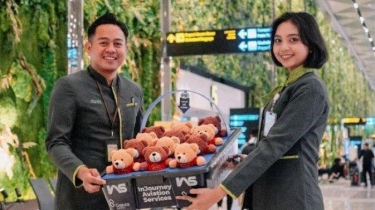 Transformasi Kebandaraan, IAS Bagi-bagi Boneka ke Penumpang di Momen Imlek 2025