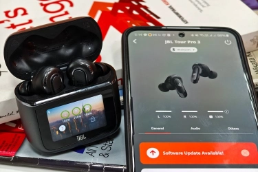 Menjajal JBL Tour Pro 3, TWS dengan Charging Case Layar Sentuh yang Kaya Fitur