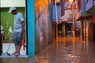 Salurkan Bantuan Rp 2 Miliar untuk Korban Banjir Jakarta, Mensos: Dalam Bentuk Kasur hingga Makanan