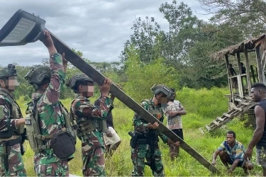 TNI Pasang Lampu, Warga Kampung Sokamu: Honai dan Jalan Kini Sudah Terang