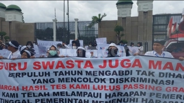 Air Mata dan Doa Guru Swasta di Depan Gedung DPR: Kami Hanya Ingin Kepastian!