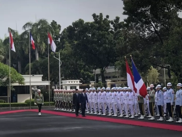 Menhan Sjafrie Sjamsoeddin Antar Menhan Perancis Temui Presiden Prabowo di Hambalang Pakai Maung Pindad 