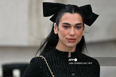 Intip Gaya Dua Lipa di Paris Haute Couture Week 2025, Berbalut Busana Serba Hitam