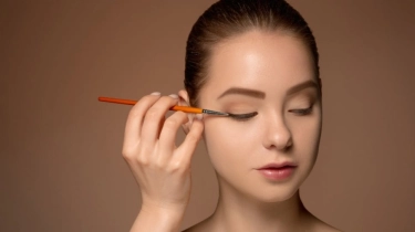 Ingin Make Up Awet dan Anti Luntur, Ikuti 5 Tips Ini