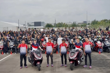 Antusias, Ratusan Bikers dari Komunitas Honda PCX Berjumpa Pembalap MotoGP