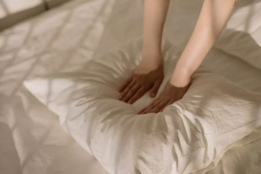 Tidur dengan Bantal di Antara Kedua Kaki Ternyata Memberikan Segudang Manfaat, Salah Satunya Memperbaiki Postur Tubuh
