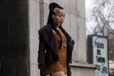 Gaya Nyentrik FKA Twigs di Paris Fashion Week 2025, Bagaikan Alien