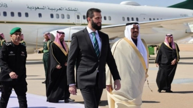 Pemimpin Suriah Tiba di Arab Saudi dalam Perjalanan Luar Negeri Pertamanya, Mengapa Bukan ke Iran?