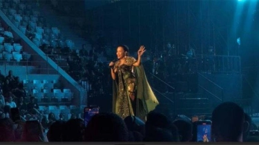 Tampilan Spektakuler Yura Yunita di Konser 'Bingah', Terbang ke Panggung Pakai Kebaya