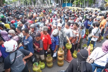 Banyak Warga Antre Gas LPG 3 Kg, Menteri Bahlil Minta Waktu untuk Menyelesaikan, Hanya Masalah Transisi